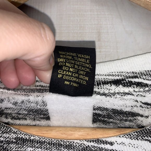 Vintage 1990s Black White Wrap Graphic Hockey Sweatshirt Mens XL Center Star USA - Picture 3 of 11